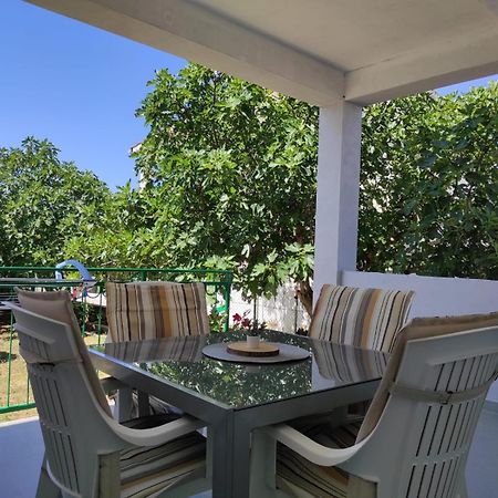 Apartment With Terrace And Garden Pirovac Exterior photo