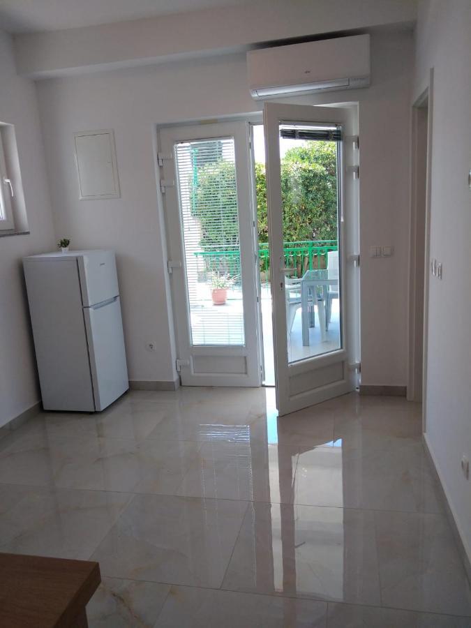 Apartment With Terrace And Garden Pirovac Exterior photo