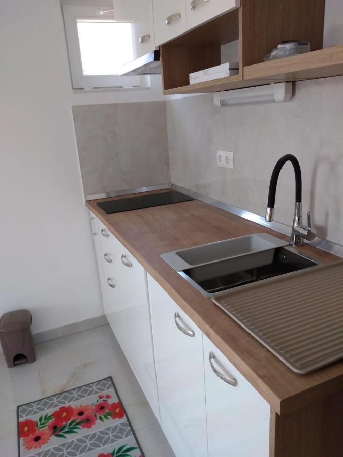 Apartment With Terrace And Garden Pirovac Exterior photo